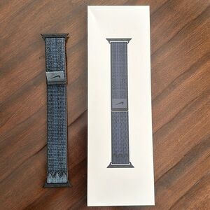 46 MM Apple Watch band.  Like new.
